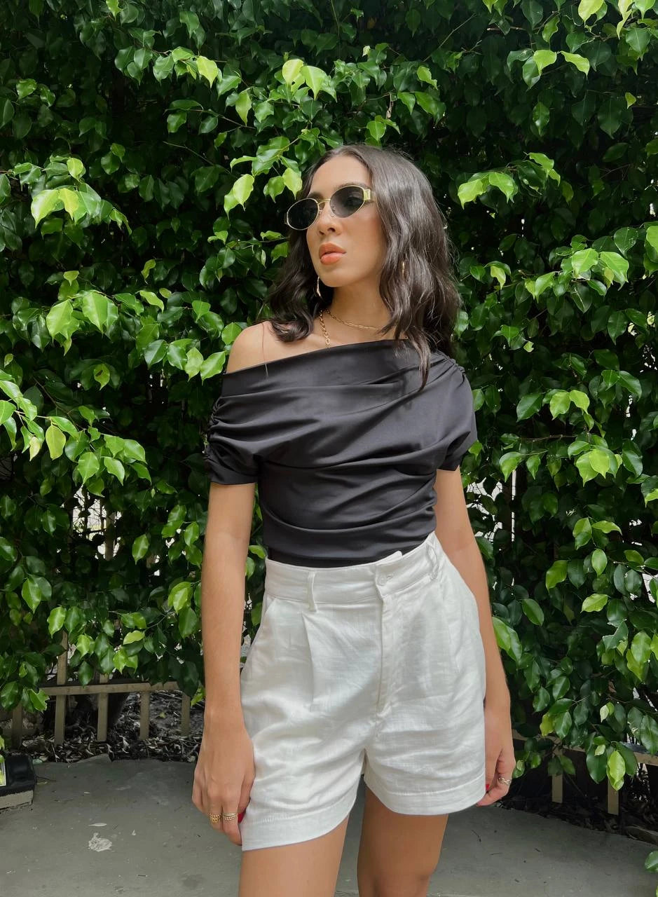 Blusa Hombro Irregular Negra