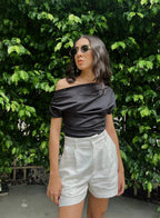 Blusa Hombro Irregular Negra