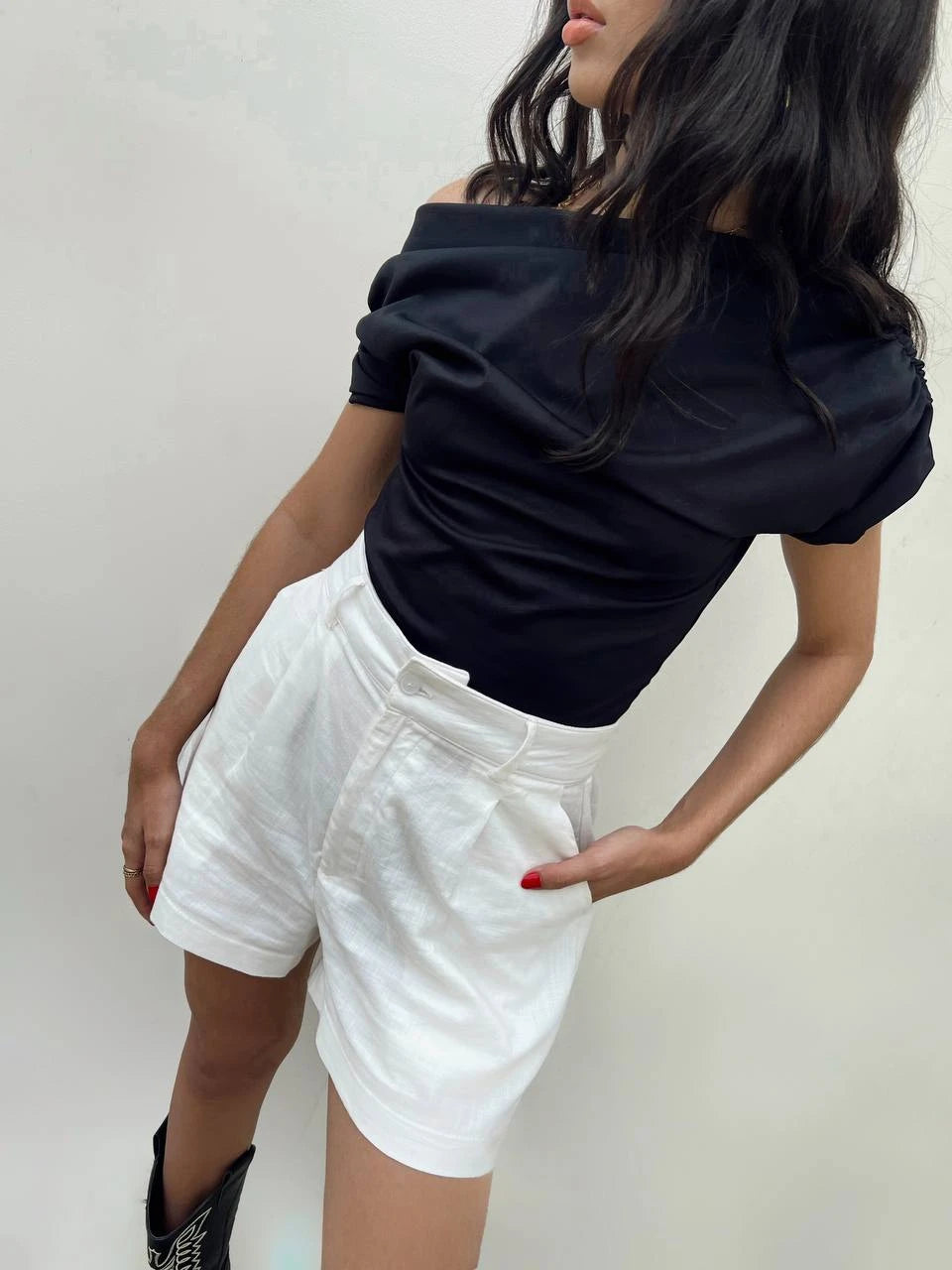 Blusa Hombro Irregular Negra