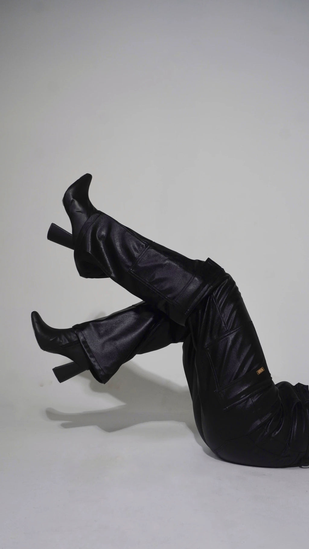 Pantalon Cargo Cuero Negro